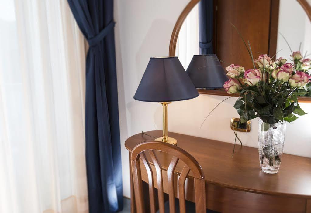 Hotel Parigi بيبيوني المظهر الخارجي الصورة